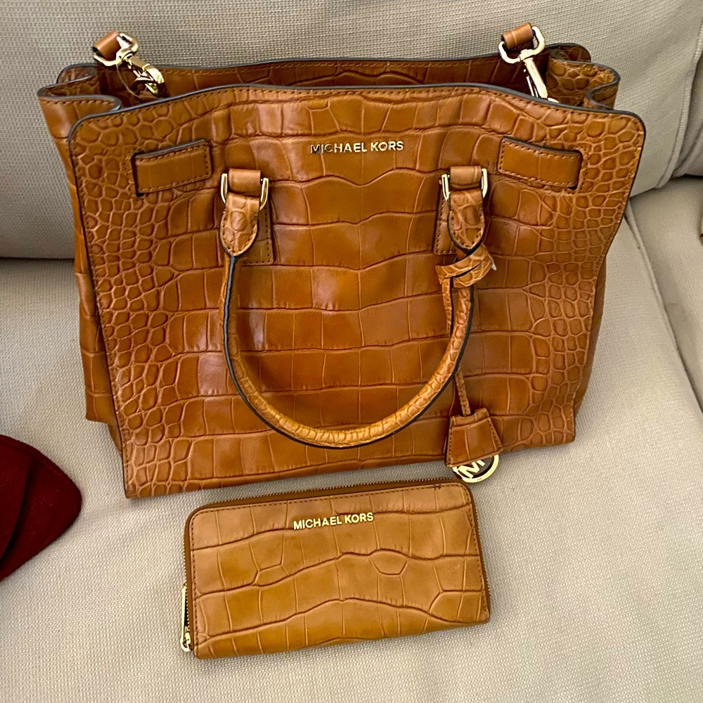 MICHAEL KORS LARGE LEATHER TOTE/SHOULDER BAG and WALLET